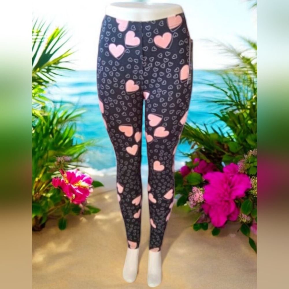 Black and Pink Heart Leggings with Playful Pattern and Form-Fitting Desi…